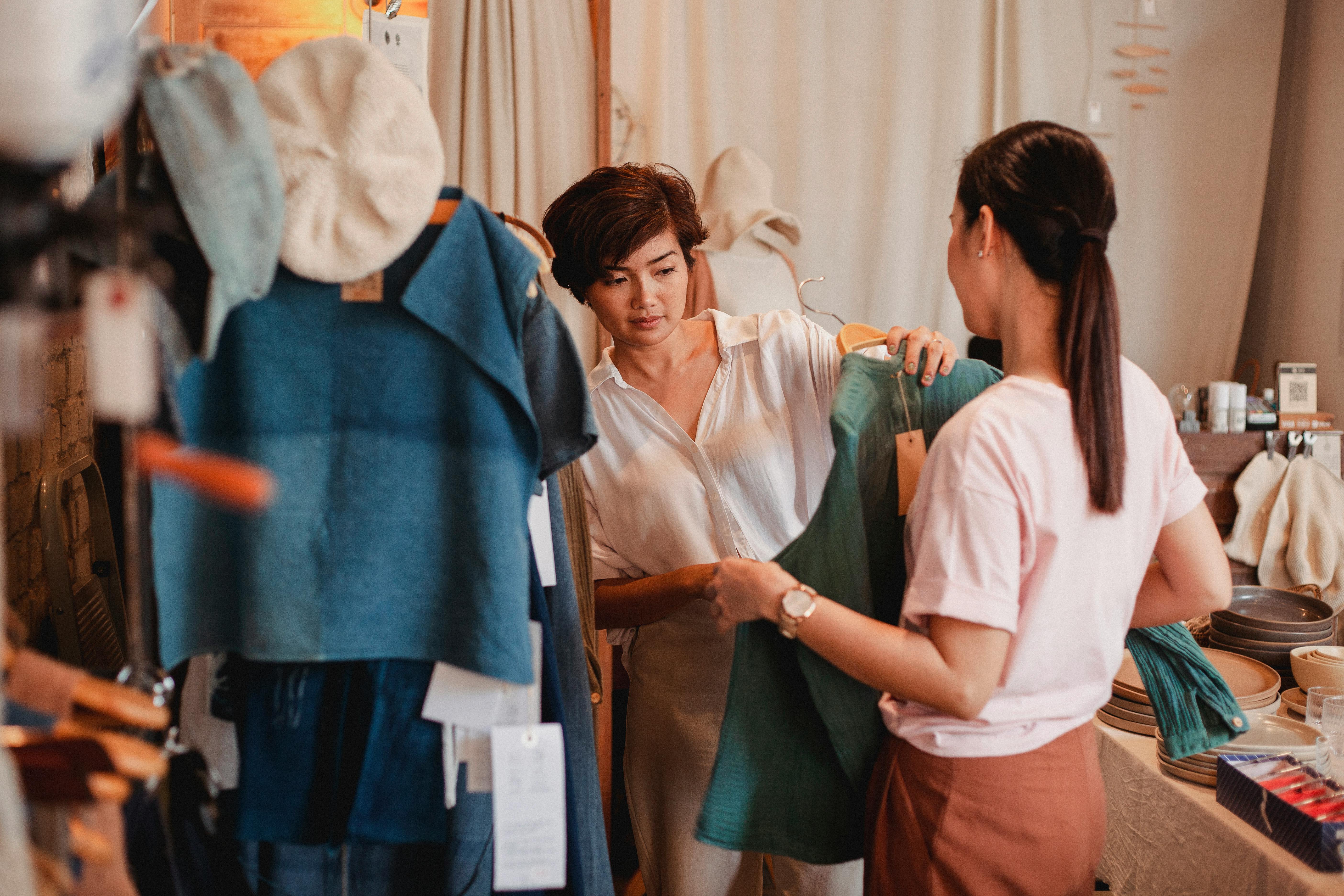 Lu y clienta seleccionando piezas en una boutique